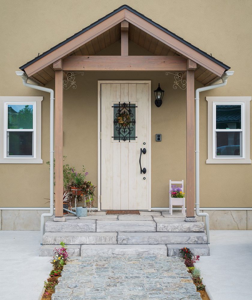 アンティークな雰囲気の玄関ドア